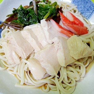 サラダチキンとつるむらさきの冷やしうどん